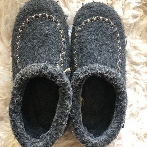 Kids slipper Mocs w/ rubber soles. Dark gray sz 1
